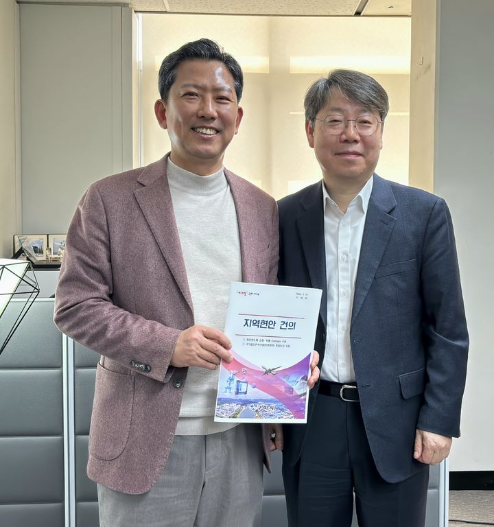 [구미=뉴시스] 김장호(왼쪽) 시장이 최우혁 산업통상부 첨단산업정책관과 현안 사업을 논의한 후 기념사진을 찍고 있다. (사진=구미시 제공) 2026.03.24 photo@newsis.com *재판매 및 DB 금지