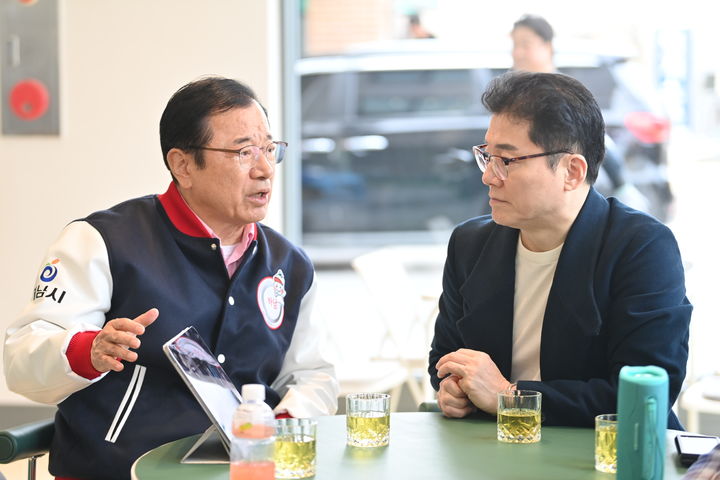 이현재 하남시장이 24일 어트랙트 하남 미사트레이닝센터 개소식에 참석해 전홍준 대표와 이야기를 나누고 있다. (사진=하남시 제공) photo@newsis.com *재판매 및 DB 금지