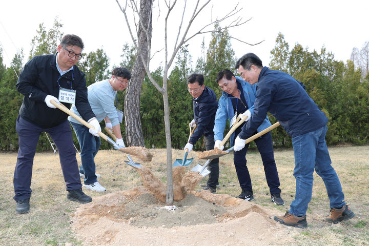 [세종=뉴시스] 농촌진흥청은 24일 '꿀샘식물'의 중요성을 알리고 국산 벌꿀 소비를 촉진하기 위해 경기 안성시 농협안성팜랜드에서 민관 합동 밀원수 식재 행사를 개최했다고 밝혔다. (사진=농진청 제공) 2026.03.24. photo@newsis.com *재판매 및 DB 금지