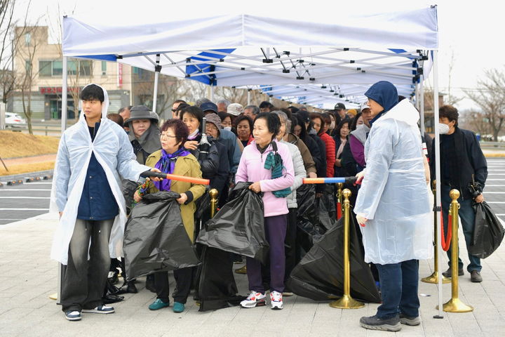 [예산=뉴시스] 충남 예산군이 지난 2024년 군 일원에서 나무나눠주기 행사를 추진한 가운데 군민들이 나무를 받기 위해 검은봉지를 들고 대기선에서 대기하고 있다. (사진=예산군 제공) 2026.03.24. photo@newsis.com *재판매 및 DB 금지