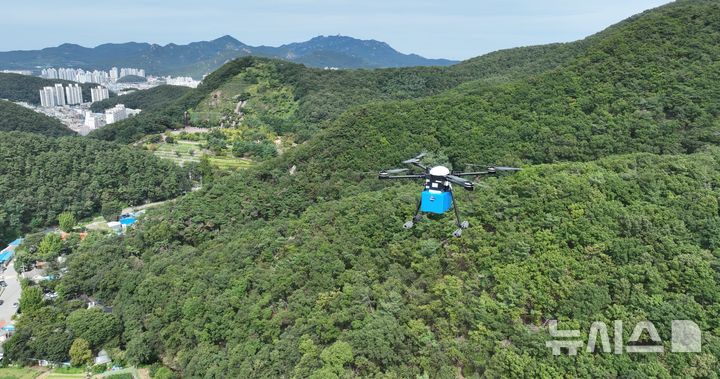 [안양=뉴시스] 드론 배송 현장. (사진=안양시 제공).2026.03.24. photo@newsis.com *재판매 및 DB 금지