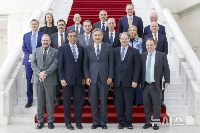 [베이징=뉴시스] 왕원타오 중국 상무부장이 23일 미중무역전국위원회 이사회 대표단과 만나 기념촬영을 하고 있다.(사진=중국 상무부 홈페이지 갈무리) 2026.03.24 photo@newsis.com