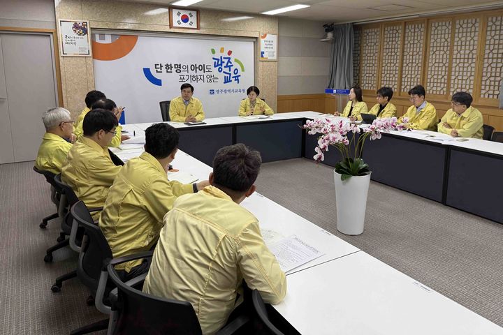 [광주=뉴시스] 변재훈 기자 = 광주시교육청 위기대책위원회 박철영 교육국장은 24일 중학생 간 상해 발생 사건과 관련해 긴급 상황회의를 열었다. (사진=광주교육청 제공) 2026.03.24. photo@newsis.com *재판매 및 DB 금지