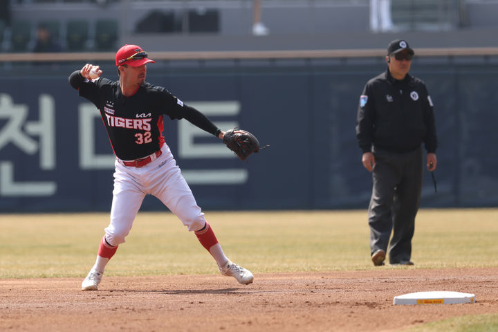 [서울=뉴시스] 프로야구 KIA 타이거즈 제리드 데일이 22일 서울 잠실구장에서 열린 2026 신한 쏠 KBO리그 시범경기 두산 베어스전에서 수비를 하고 있다. (사진=KIA 타이거즈 제공) 2026.03.22. *재판매 및 DB 금지