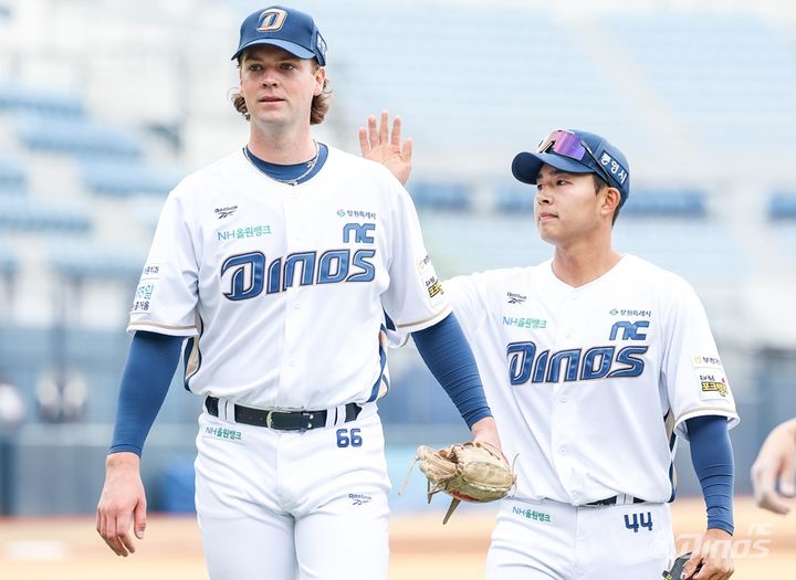 [서울=뉴시스] 프로야구 NC 다이노스 커티스 테일러가 12일 마산구장에서 열린 2026 신한 쏠 KBO리그 시범경기 LG 트윈스전에 선발 등판해 이닝을 마친 뒤 마운드에서 내려가고 있다. (사진=NC 다이노스 제공) 2026.03.12. *재판매 및 DB 금지