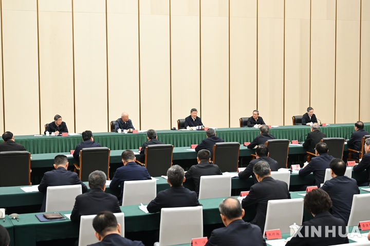 [슝안신구=신화/뉴시스] 시진핑 중국 국가주석이 23일 허베이성 슝안신구를 방문해 좌담회를 열어 발언하고 있다. 2026.03.24