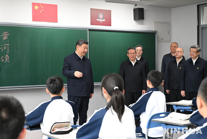 [슝안신구=신화/뉴시스] 시진핑 중국 국가주석이 23일 허베이성 슝안신구의 베이징 제4중학교 슝안캠퍼스를 방문해 학생들과 대화를 나누고 있다. 2026.03.24
