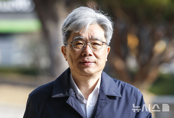 [서울=뉴시스] 정병혁 기자 = 김상환 헌법재판소장이 지난 24일 서울 종로구 헌법재판소로 출근하고 있다. 2026.03.26. jhope@newsis.com