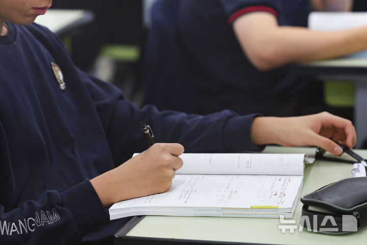 [서울=뉴시스] 권창회 기자 = 2026년 3월 전국연합학력평가일인 24일 오전 서울 광진구 광남고등학교에서 수험생들이 시험 준비를 하고 있다. 2026.03.24. kch0523@newsis.com