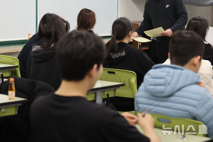 [서울=뉴시스] 권창회 기자 = 2026년 3월 전국연합학력평가일인 24일 오전 서울 광진구 광남고등학교에서 감독관이 수험생들에게 OMR 카드를 나눠주고 있다. 2026.03.24. kch0523@newsis.com