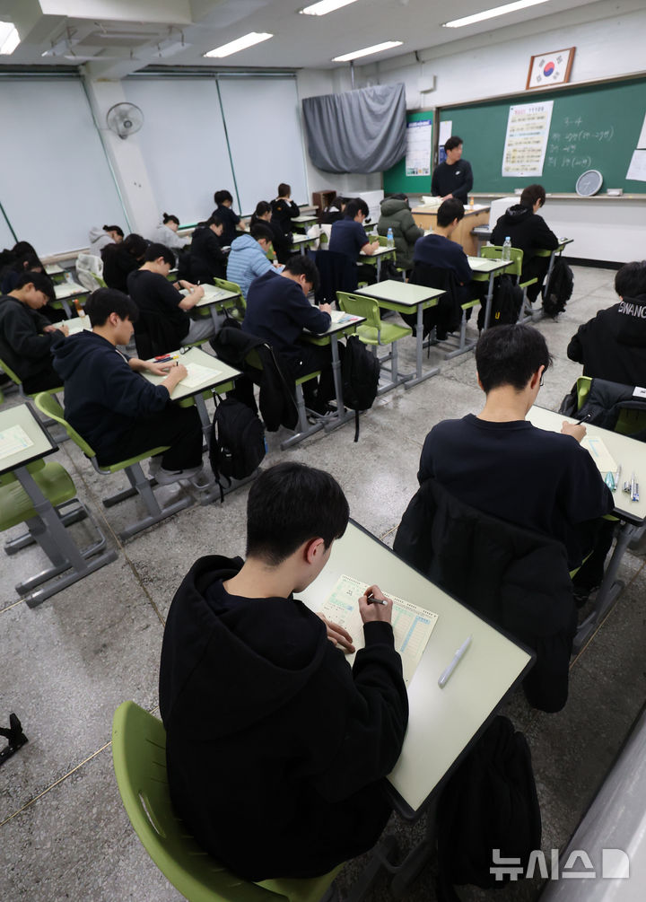 [서울=뉴시스] 권창회 기자 = 2026년 3월 전국연합학력평가일인 24일 오전 서울 광진구 광남고등학교에서 수험생들이 OMR 카드를 작성하고 있다. 2026.03.24. kch0523@newsis.com