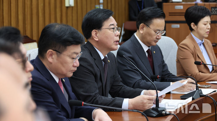 [서울=뉴시스] 김금보 기자 = 송언석 국민의힘 원내대표가 24일 오전 서울 여의도 국회에서 열린 원내대책회의에서 발언을 하고 있다. 2026.03.24. kgb@newsis.com