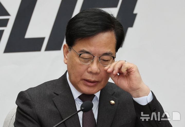 [서울=뉴시스] 김금보 기자 = 송언석 국민의힘 원내대표가 24일 오전 서울 여의도 국회에서 열린 원내대책회의에서 안경을 고쳐쓰고 있다. 2026.03.24. kgb@newsis.com