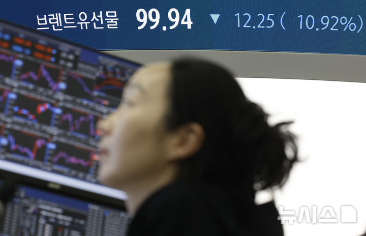 [서울=뉴시스] 김혜진 기자 = 도널드 트럼프 미국 대통령이 이란 발전소 공격을 5일간 보류하고 이란과의 협상이 진행 중이라고 시사하면서 23일 (현지 시간) 국제 유가가 10% 넘게 급락했다. 국제 유가 기준물 브렌트유는 전 거래일 대비 10.92% 떨어진 배럴당 99.94달러에 거래를 마감했다. 브렌트유 가격이 100달러 아래로 내려온 것은 지난 11일 이후 8거래일 만이다. 2026.03.24. jini@newsis.com