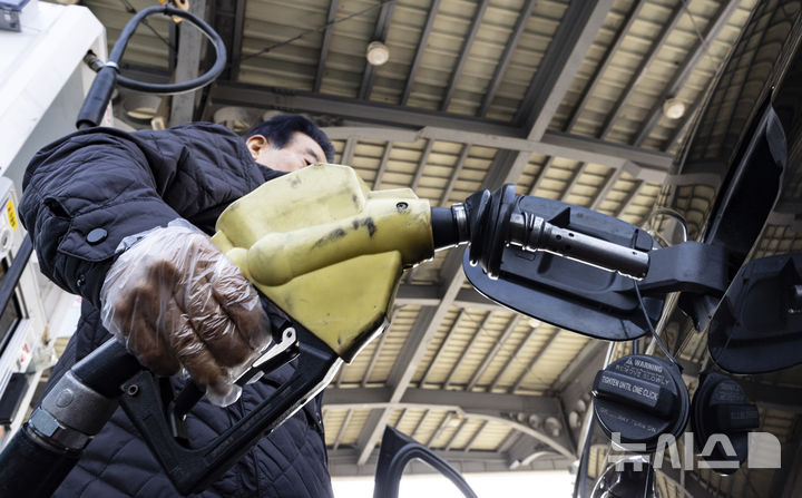[서울=뉴시스] 김근수 기자 = 미국과 이란의 갈등이 증폭되며 국제 유가가 상승 흐름을 보였던 지난달 생산자물가가 6개월 연속 오름세를 기록한 가운데 24일 서울 시내의 한 주유소에서 시민들이 주유를 하고 있다.한국은행은 지난달 생산자물가지수(잠정)는 123.25(2020년=100 기준)로 전월(122.56)과 비교했을 때 0.6% 상승해 6개월 연속 오름세를 기록했다고 밝혔다. 2026.03.24. ks@newsis.com