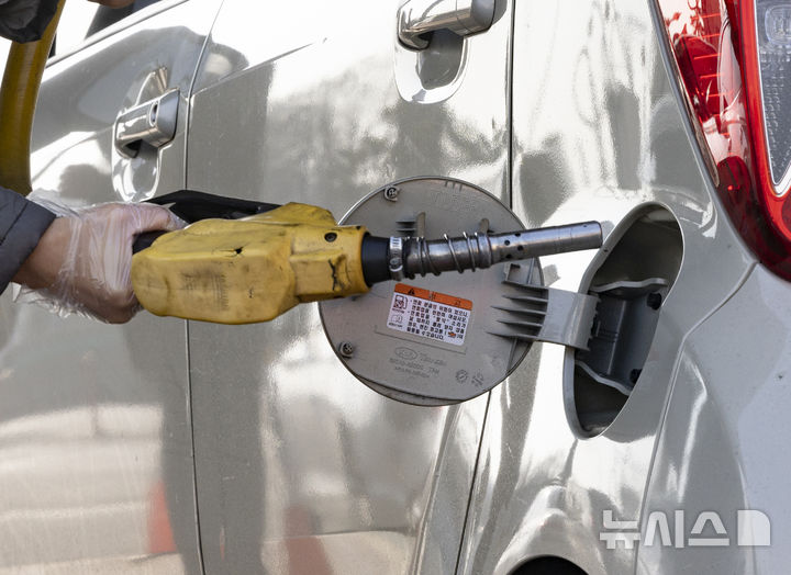 [서울=뉴시스] ﻿﻿미국의 이란 발전소 공격 보류 여파로 급락했던 국제 유가가 다시 반등하며 브렌트유가 100달러선을 재돌파했다. 사진은 24일 서울 시내의 한 주유소에서 시민들이 주유를 하는 모습. 2026.03.24