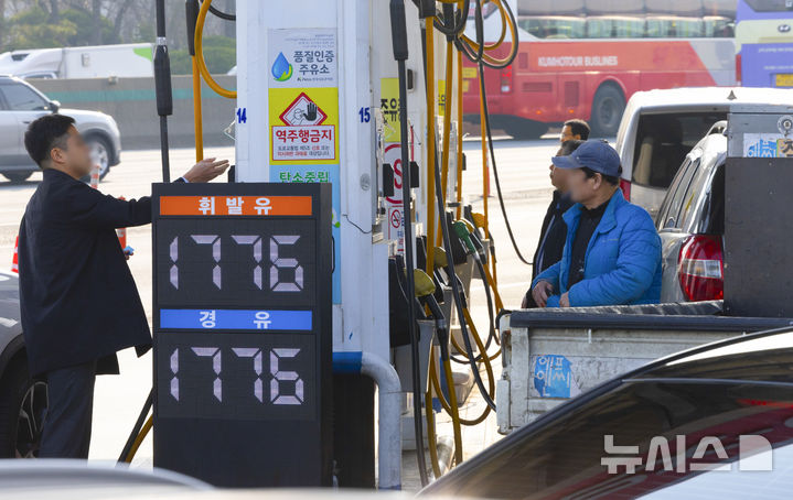 [서울=뉴시스] 김근수 기자 = 24일 서울 시내의 한 주유소에서 시민들이 주유를 하고 있다. 2026.03.24. ks@newsis.com