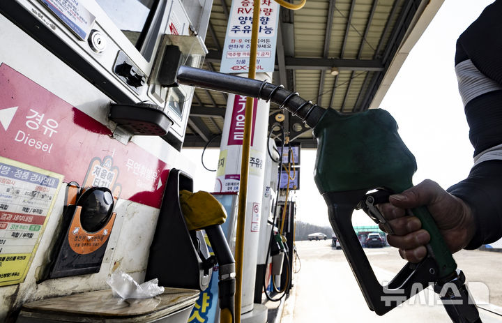 [서울=뉴시스] 김근수 기자 = 미국과 이란의 갈등이 증폭되며 국제 유가가 상승 흐름을 보였던 지난달 생산자물가가 6개월 연속 오름세를 기록한 가운데 24일 서울 시내의 한 주유소에서 시민들이 주유를 하고 있다.한국은행은 지난달 생산자물가지수(잠정)는 123.25(2020년=100 기준)로 전월(122.56)과 비교했을 때 0.6% 상승해 6개월 연속 오름세를 기록했다고 밝혔다. 2026.03.24. ks@newsis.com