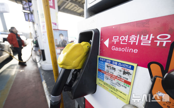 [서울=뉴시스] 김근수 기자 =&nbsp; 지난달 24일 서울 시내의 한 주유소에서 시민들이 주유를 하고 있다. 2026.03.24. ks@newsis.com