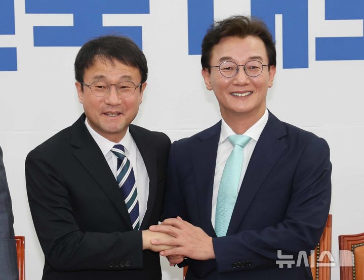 [서울=뉴시스] 김명년 기자 = 한병도 더불어민주당 원내대표가 24일 오전 서울 여의도 국회에서 열린 부산 현안 관련 간담회에 참석한 전재수 의원과 만나 악수하고 있다. 2026.03.24. kmn@newsis.com