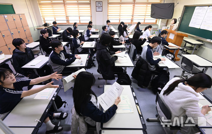 [수원=뉴시스] 김종택 기자 = 올해 첫 전국연합학력평가가 실시된 지난 24일 경기 수원시 효원고등학교 3학년 교실에서 학생들이 시험을 준비하고 있다. 2026.03.26. jtk@newsis.com