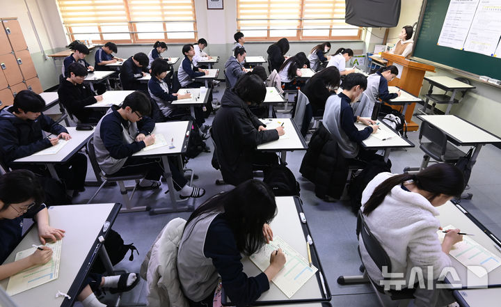 [수원=뉴시스] 김종택 기자 = 올해 첫 전국연합학력평가가 실시된 24일 경기 수원시 효원고등학교 3학년 교실에서 학생들이 시험을 준비하고 있다. 2026.03.24. jtk@newsis.com