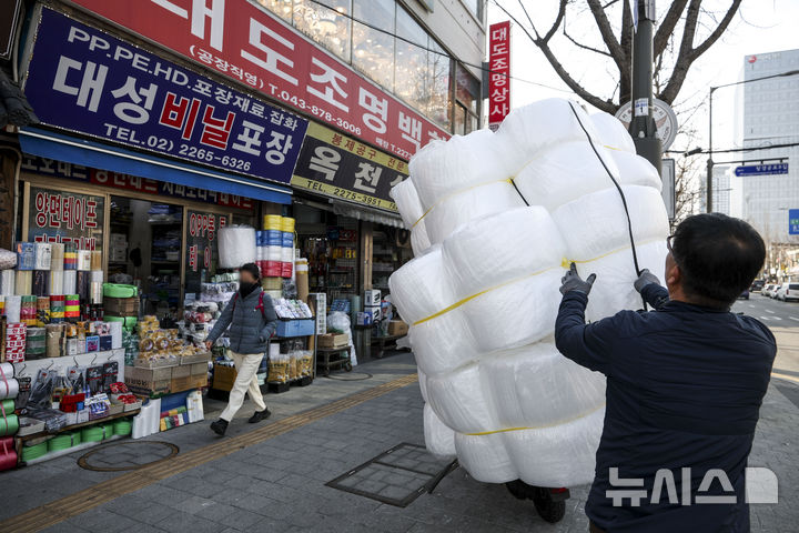 [서울=뉴시스] 정병혁 기자 = 24일 서울시내 비닐전문점에 관계자가 비닐 제품을 포장하고 있다.&nbsp; 미국·이스라엘과 이란 간 전쟁 여파로 '나프타' 공급이 불안정해지면서 비닐 수급에 비상이 걸렸다. 비닐의 핵심 원료인 나프타 수급 불안 우려가 이어지면서 소비자들의 종량제 봉투 구매 수요가 급증하고 있다. 2026.03.24. jhope@newsis.com