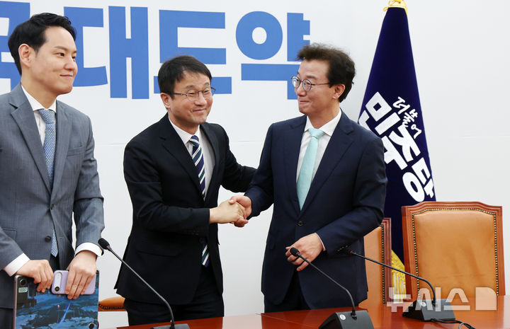 [서울=뉴시스] 김명년 기자 = 한병도 더불어민주당 원내대표가 24일 오전 서울 여의도 국회에서 열린 부산 현안 관련 간담회에서 전재수 의원과 만나 악수하고 있다. 2026.03.24. kmn@newsis.com