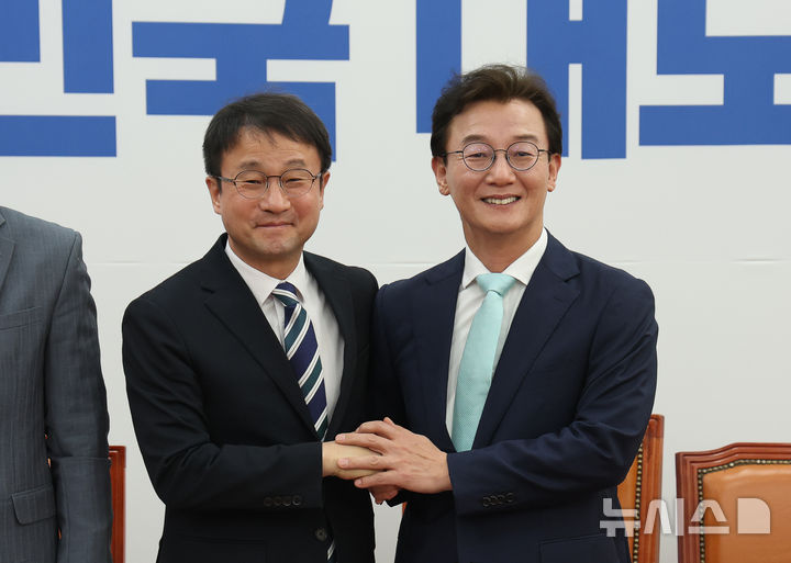 [서울=뉴시스] 김명년 기자 = 한병도 더불어민주당 원내대표가 24일 오전 서울 여의도 국회에서 열린 부산 현안 관련 간담회에서 전재수 의원과 만나 기념촬영하고 있다. 2026.03.24. kmn@newsis.com