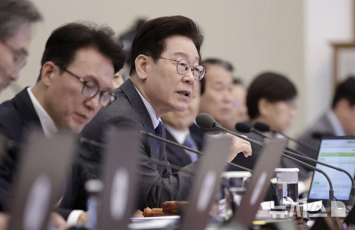 [서울=뉴시스] 최동준 기자 = 이재명 대통령이 24일 청와대에서 열린 국무회의에서 발언하고 있다. 2026.03.24. photocdj@newsis.com