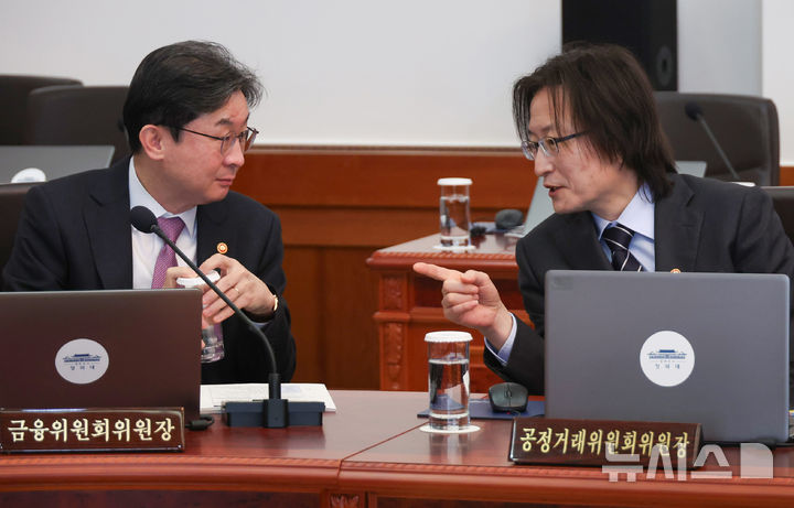 [서울=뉴시스] 최동준 기자 = 이억원(왼쪽) 금융위원장과 주병기 공정거래위원장이 24일 청와대에서 열린 국무회의에서 대화를 하고 있다. 2026.03.24. photocdj@newsis.com