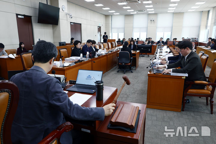 [서울=뉴시스] 고승민 기자 = 24일 서울 여의도 국회에서 열린 행정안전위원회 법안심사제1소위원회에서 윤건영 위원장이 회의를 주재하고 있다. 2026.03.24. kkssmm99@newsis.com