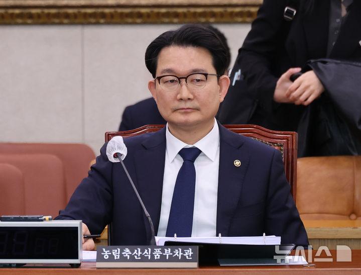 [서울=뉴시스] 김금보 기자 = 김종구 농림축산식품부 차관이 24일 오전 서울 여의도 국회에서 열린 농림축산식품해양수산위원회 농림축산식품법안심사소위원회에 출석해 있다. 2026.03.24. kgb@newsis.com