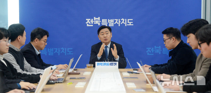 [전주=뉴시스] 김얼 기자 = 김관영 전북특별자치도지사가 24일 전북 전주시 전북특별자치도청 기자실에서 '6·3 지방선거 전북특별자치도지사 출마'와 관련한 기자간담회를 갖고 질의에 답변하고 있다. 2026.03.24. pmkeul@newsis.com