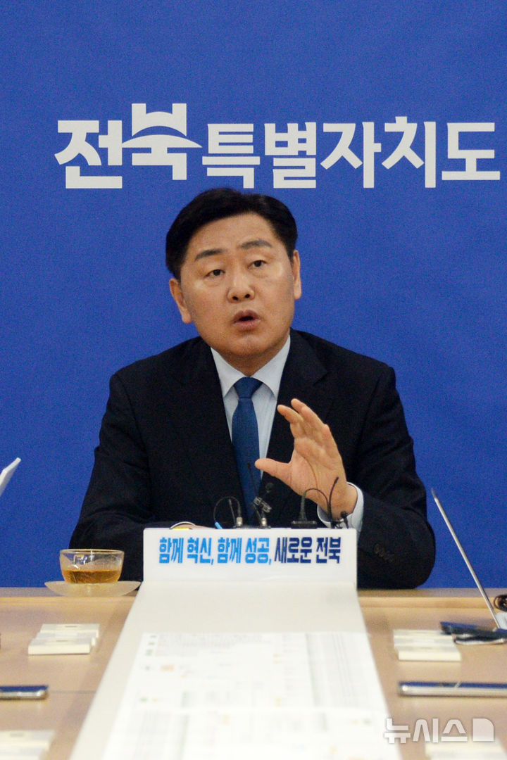 [전주=뉴시스] 김얼 기자 = 김관영 전북특별자치도지사가 24일 전북 전주시 전북특별자치도청 기자실에서 '6·3 지방선거 전북특별자치도지사 출마'와 관련한 기자간담회를 갖고 질의에 답변하고 있다. 2026.03.24. pmkeul@newsis.com