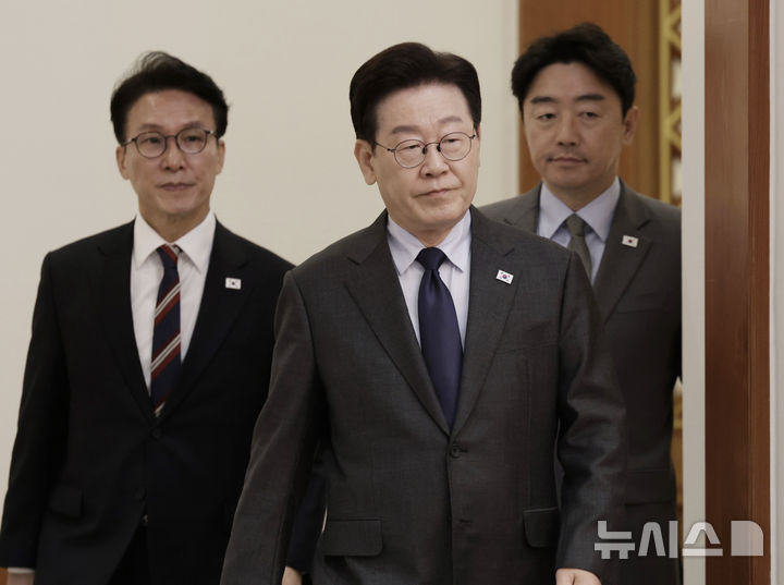 [서울=뉴시스] 최동준 기자 = 이재명 대통령이 24일 청와대에서 열린 국무회의에 입장하고 있다. 2026.03.24. photocdj@newsis.com