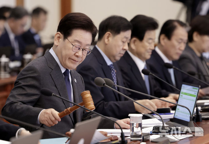 [서울=뉴시스] 최동준 기자 = 이재명 대통령이 24일 청와대에서 열린 국무회의에서 의사봉을 두드리고 있다. 2026.03.24. photocdj@newsis.com