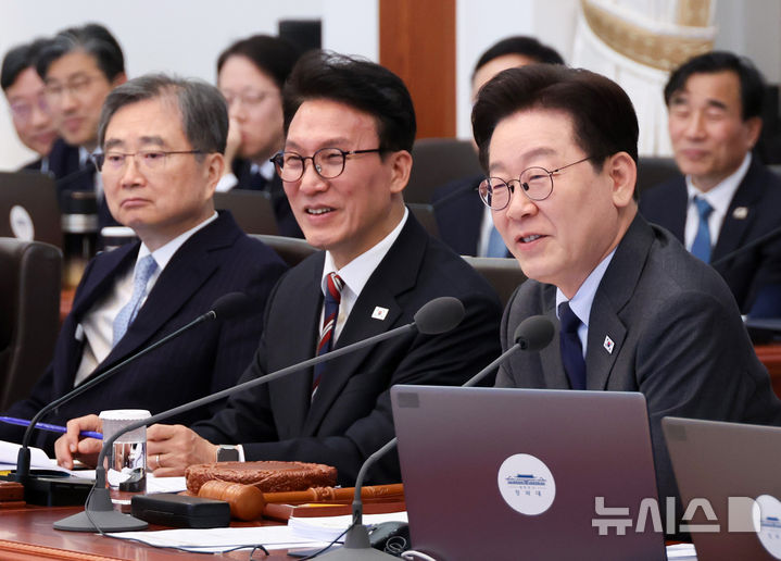 [서울=뉴시스] 최동준 기자 = 이재명 대통령이 24일 청와대에서 열린 국무회의에서 발언하고 있다.&nbsp; 왼쪽부터 조현 외교부 장관, 이 대통령, 구윤철 부총리 겸 재정경제부 장관. 2026.03.24. photocdj@newsis.com