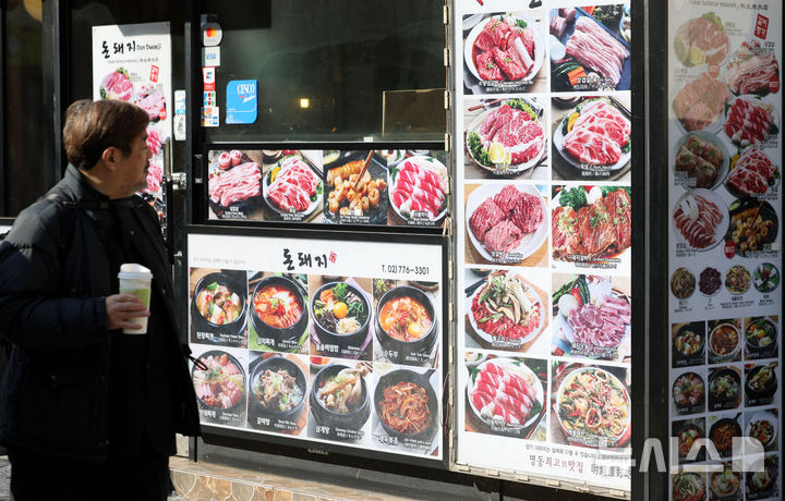 [서울=뉴시스] 홍효식 기자 = 서울 시내 한 음식점에 삼겹살과 비빔밥 사진이 게시돼 있다. 2026.03.24. yesphoto@newsis.com