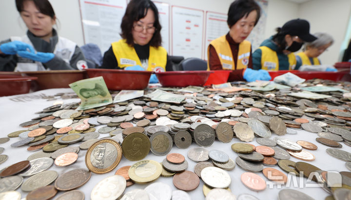 [인천=뉴시스] 전진환 기자 = 대한적십자사 인천지사 직원 및 봉사원들이 24일 오전 인천시 연수구 대한적십자사 인천지사에서 인천국제공항에 설치한 적십자 모금함에 내ㆍ외국인 탑승자들이 기부한 세계 각국의 동전과 지폐를 분류하고 있다.  모금된 동전과 지폐는 국제협력기금으로 적립되며, 일부는 국내구호기금으로 사용된다.  2026.03.24. amin2@newsis.com