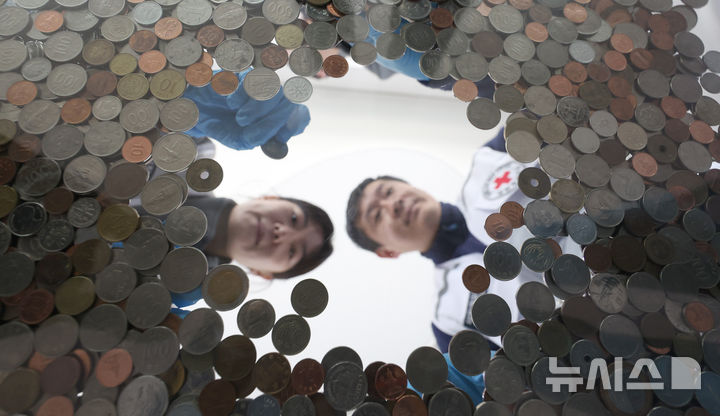 [인천=뉴시스] 전진환 기자 = 대한적십자사 인천지사 직원 및 봉사원들이 24일 오전 인천시 연수구 대한적십자사 인천지사에서 인천국제공항에 설치한 적십자 모금함에 내ㆍ외국인 탑승자들이 기부한 세계 각국의 동전과 지폐를 분류하고 있다.  모금된 동전과 지폐는 국제협력기금으로 적립되며, 일부는 국내구호기금으로 사용된다.  2026.03.24. amin2@newsis.com