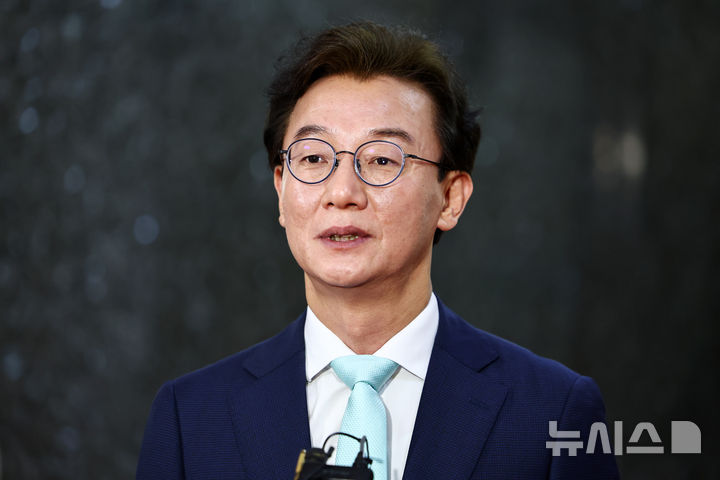 [서울=뉴시스] 김명년 기자 = 전재수 더불어민주당 부산시장 예비후보가 24일 오전 서울 여의도 국회에서 열린 부산 현안 관련 간담회를 마치고 취재진 질문에 답하고 있다. 2026.03.24. kmn@newsis.com