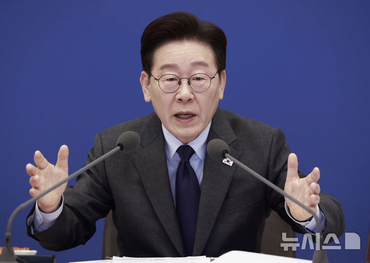 [서울=뉴시스] 최동준 기자 = 이재명 대통령이 24일 청와대에서 열린 국무회의에서 발언하고 있다. 2026.03.24. photocdj@newsis.com