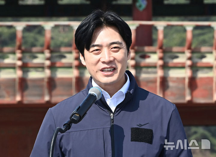 [수원=뉴시스] 김종택 기자 = 한준호 더불어민주당 경기도지사 경선 후보가 24일 경기 수원시 화성행궁 앞에서 기자회견을 열고 문화체육관광 공약과 소상공인 공약을 발표하고 있다. 2026.03.24. jtk@newsis.com