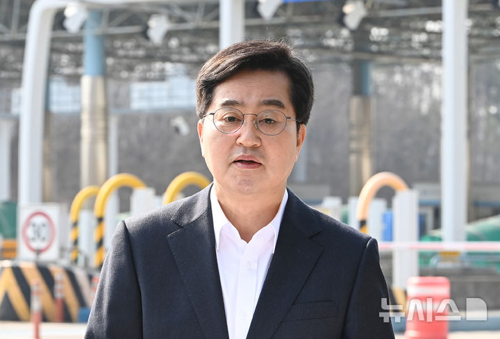 [성남=뉴시스] 김종택 기자 = 김동연 더불어민주당 경기도지사 경선 후보가 24일 경기 성남시 용인서울고속도로 금토영업소에서 '경기도민 SOC 펀드'공약을 발표하고 있다. 2026.03.24. jtk@newsis.com