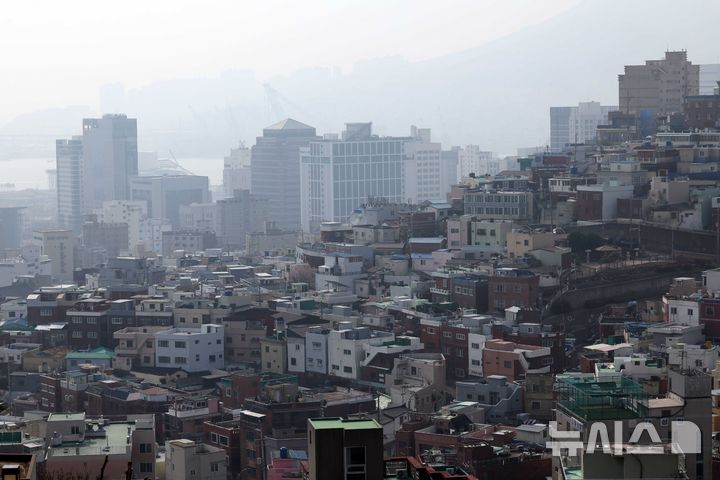[부산=뉴시스] 하경민 기자 = 부산 동구 산복도로 일대. 2026.03.24. yulnetphoto@newsis.com