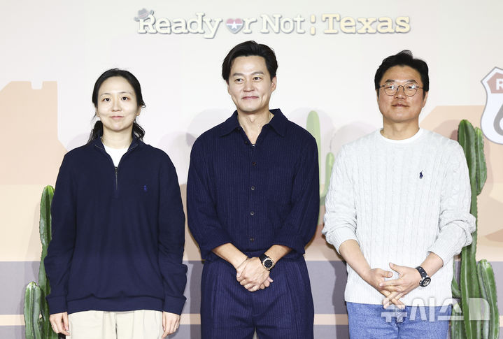 [서울=뉴시스] 김근수 기자 = 배우 이서진과 나영석 PD가 24일 서울 용산구 CGV 용산점에서 열린 넷플릭스 예능 ‘이서진의 달라달라’ 제작발표회에서 포즈를 취하고 있다. 왼쪽부터 김예슬 PD, 배우 이서진, 나영석PD. 2026.03.24. ks@newsis.com