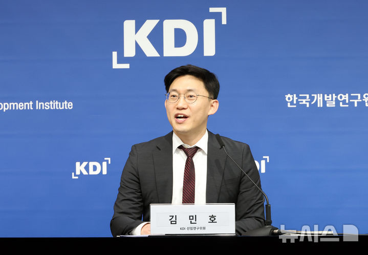 [세종=뉴시스] 강종민 기자 = 김민호 KDI 선임연구위원이 24일 세종시 정부세종청사에서 기업의 성공적 스케일업을 위한 정책 지원체계 재구축 방안을 발표하고 있다. 2026.03.24. ppkjm@newsis.com