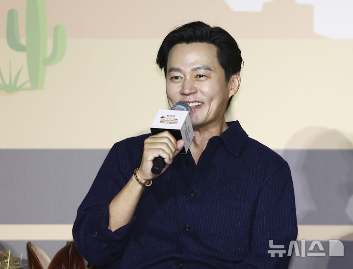 [서울=뉴시스] 김근수 기자 = 배우 이서진이 24일 서울 용산구 CGV 용산점에서 열린 넷플릭스 예능 ‘이서진의 달라달라’ 제작발표회에서 프로그램을 설명하고 있다. 2026.03.24. ks@newsis.com