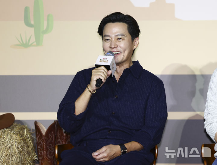 [서울=뉴시스] 김근수 기자 = 배우 이서진이 24일 서울 용산구 CGV 용산점에서 열린 넷플릭스 예능 ‘이서진의 달라달라’ 제작발표회에서 프로그램을 설명하고 있다. 넷플릭스 예능 ‘이서진의 달라달라’는&nbsp; 미국 텍사스에 남다른 애정을 가진 것으로 알려진 배우 이서진이 나영석 PD에게 직접 텍사스를 소개해주는 형식을 취한다. 2026.03.24. ks@newsis.com